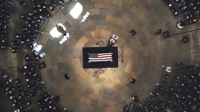 Der aufgebahrte Sarg mit den sterblichen Überresten des Republikanischen Senators John McCain in der Rotunde des Capitols in Washington.
