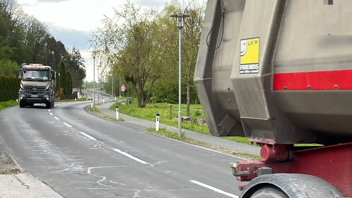 Schotter-Lkw für die S7 auf dem Weg in den Naintschgraben bei Anger