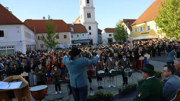 Die Stadtkapelle Fehring feierte ihr 150-jähriges Bestehen. Als Gratulanten marschierten, verbunden mit einem Bezirksmusikertreffen, 48 Musikkapellen mit mehr als 1500 MusikerInnen auf dem Fehringer Hauptplatz auf.
