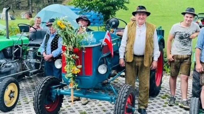 Die Oldtimer-Traktoren wurden am Christophorus-Tag gesegnet