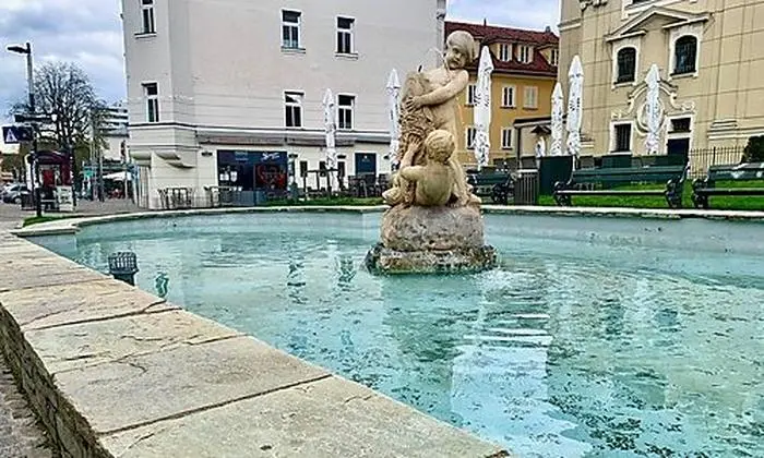 In diesem Brunnen schwammen die beiden Schildkröten 