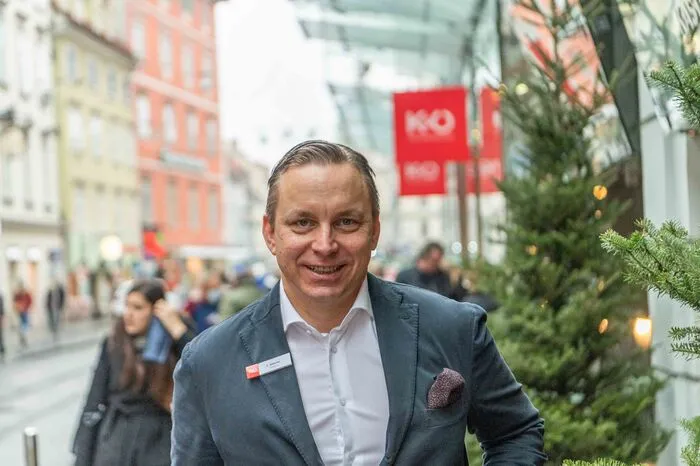 ... die Frequenz sei aber nicht so hoch wie normal in der Vorweihnachtszeit, meint Modehaus-Leiter Clint Böttcher.
