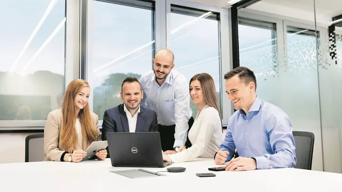 Im Team an maßgeschneiderten Lösungen für die Kundinnen und Kunden arbeiten