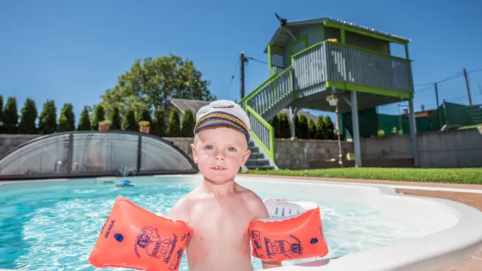 Ein Schwimmbad gibt es im Reihenhausgarten auch schon, das "Baumhaus" wurde also platzsparend auf Stelzen gestellt, damit auch der Raum darunter noch genutzt werden kann.