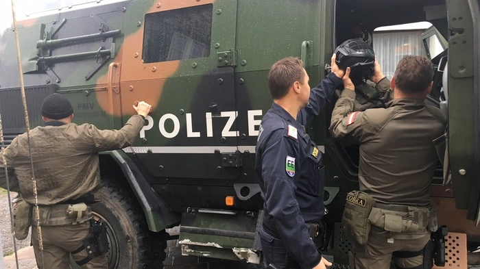 Massive Polizeipräsenz in der kleinen Gemeinde Stiwoll westlich von Graz.