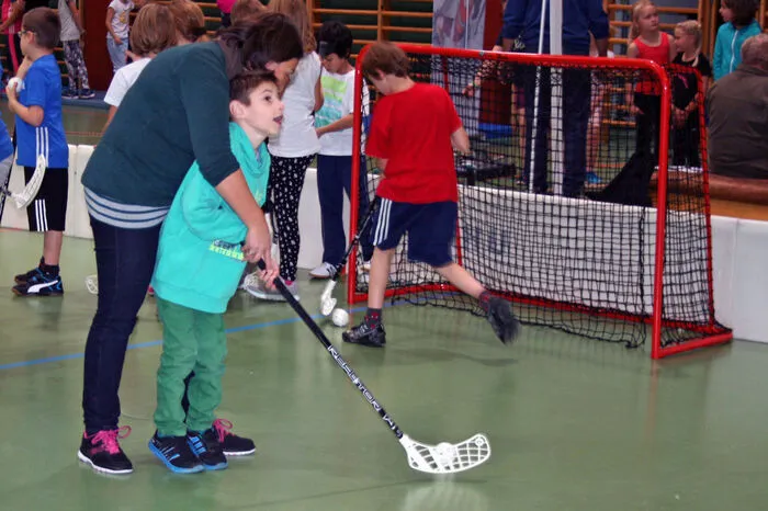 An sieben Aktivstationen erlebten die begeisterten Schulkinder Bewegungserfahrungen im Rodeln, Volleyball, Klettern, Handball, Floorball, Ski und Leichtathletik.