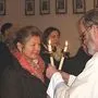 Beim Blasiussegen hält der Priester – wie hier Nepomuk Wornik in Tschrietes – gekreuzte Kerzen vor die Gläubigen