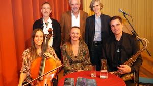 Julia Hofer, Gerti Drassl, Edgar Unterkirchner (sitzend, von links)
sowie Max Wohlkönig, Harald Staudach, Danielle Proskar (stehend, von links)