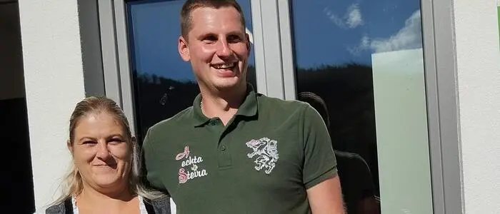 Jaqueline Brandstetter und Dominic Frank bei der Eröffnung ihres Hofladens