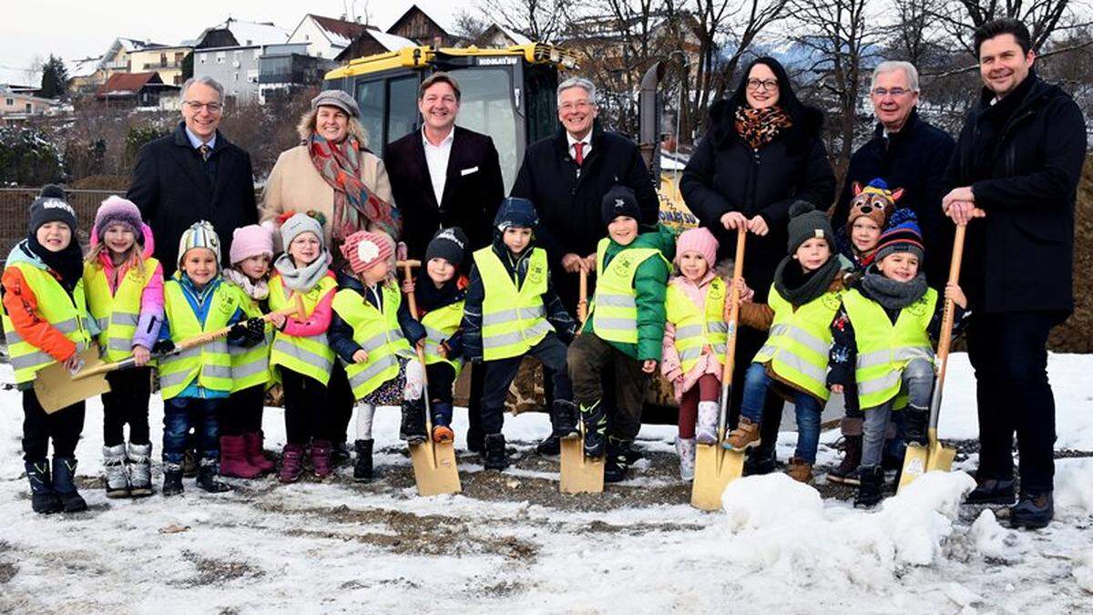 Vertreter von Land, Stadt, KWF, TPV-Kindergarten und die Kinder des Kindergarten St. Magdalen