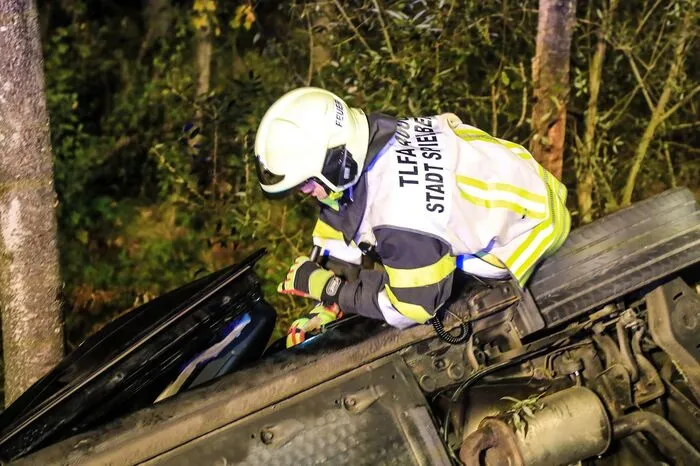 Fahrer und Beifahrer konnten sich selbst aus dem Fahrzeug befreien.