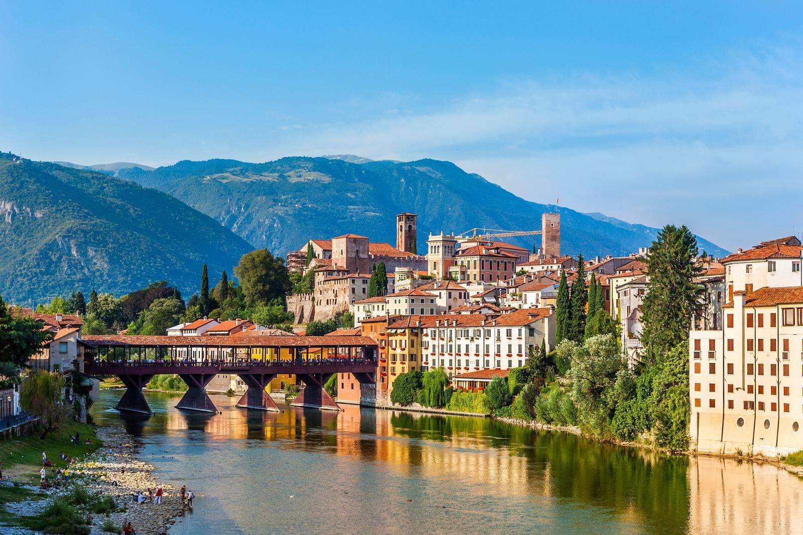 Postkartenmotiv: Der Ponte degli Alpini über die Brenta mit dem Namensgeber der Stadt, dem Monte Grappa