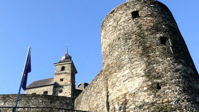 Unter dem Motto „Trag mi“ lud der „Club 41 Wörthersee“ unter Präsident Simon Grasser und „Maria Saal Mensch sein – Mensch bleiben“ (Bernhard und Cornelia Wallner) zum Benefizkonzert auf die Burg Glanegg. 