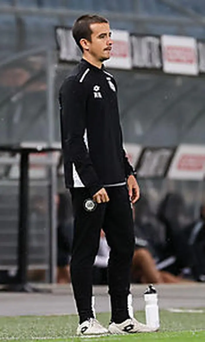 Bereits am Mittwoch gegen Salzburg coachte der 27-Jährige Nikon El Maestro anstelle seines Bruders von der Seitenlinie aus weiter.