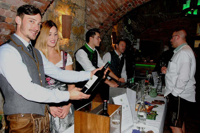 Ein vielfältiges Weinangebot wurde präsentiert. Junker in den verschiedensten Zusammensetzungen – zwei bis drei Sorten bis hin zu sogar sieben als süffigen Cuvée – oder nur die eine Sorte Müllerthurgau. Und wie schmeckt der Junker? Jugendlich-frisch mit anregender Würze und lebhafter Säurestruktur.