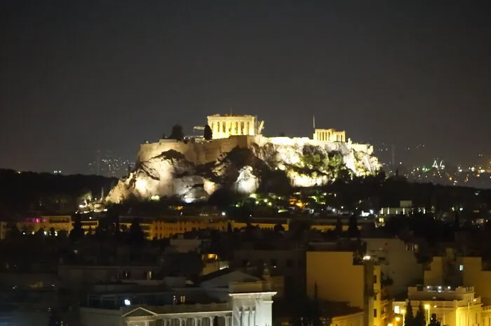 Von der Galaxy Bar im Hilton Athen hat man einen atemberaubenden Blick auf die Akropolis.