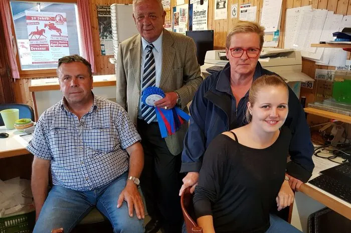 Höhepunkt des Wochenendes war der Jubiläumsfestakt, bei dem Obfrau Petra Mylius zahlreiche Wegbegleiter, Springreit- und Dressursportler sowie namhafte Ehrengäste begrüßen konnte.