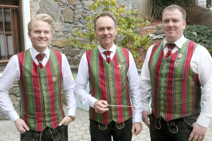 Obmann Roman Engl-Wurzer (rechts) konnte im Turnsaal an zwei Tagen an die 600 Besucher willkommen heißen - unter ihnen unter anderen Bürgermeister Peter Grabner, Blasmusikverband-Bezirksobmann Hermann Posarnig sowie die Unternehmer Heribert Eisner und David Leitner. 