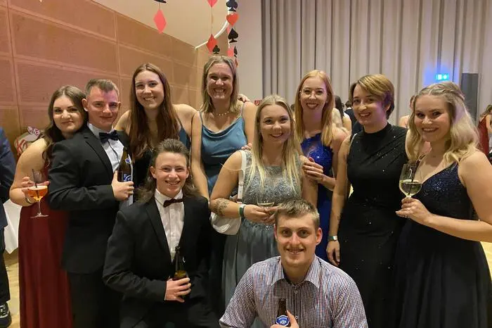 Unter dem Motto „(B)All in – wir setzen alles“ feierten die Maturantinnen und Maturanten der 5HL und die Schülerinnenund Schüler der 3FS ihren Abschluss.