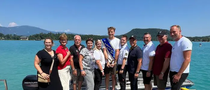 Wiegele, Bauer-Urschitz, Koren,Prettner,  Kröpfl, Sieger Nikolaus Dittrich, Fleischhacker, Poglitsch, Oschounig, Linder und Samonig (von links) beim „Blauen Band vom Faaker See“