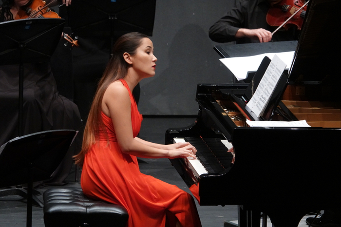 Als Solisten begeisterten die international erfolgreiche Weizer Pianistin Beatrice Stelzmüller, die derzeit in Paris lebt und an der Ecole Massillon unterrichtet....