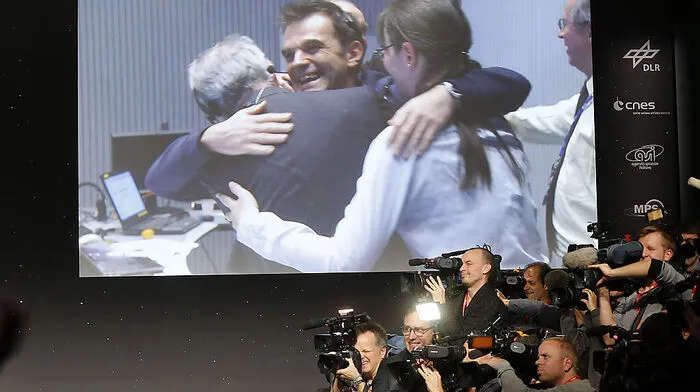Die Freude über das Gelingen der Mission ist bei den Wissenschaftern groß
