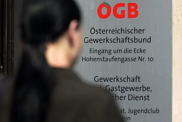 Die Wirtschafts- und Sozialpartnerschaft ist ein österreichisches Unikat. Sie ist ein informelles Modell der politischen Entscheidungsfindung unter Einbeziehung gesellschaftlicher Interessenvertretungen (z.B. Industriellenvereinigungen oder auch Gewerkschaften). Sie dient der außerparlamentarischen Konsensbildung in Bezug auf Wirtschafts- und Sozialthemen, wie Gehaltsverhandlungen, Urlaubsansprüche usw. Dank der Wirtschafts- und Sozialpartnerschaft hat Österreich EU-weit am wenigsten Streiks.