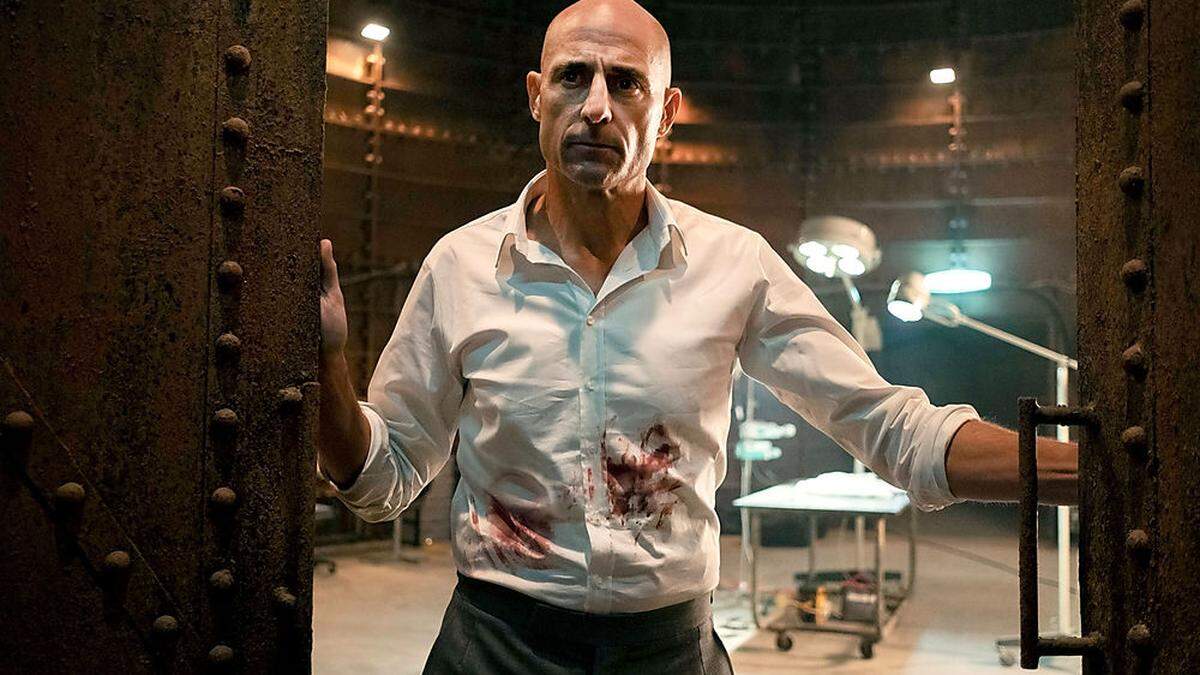 Mark Strong als Chirurg in seiner Untergrundklinik