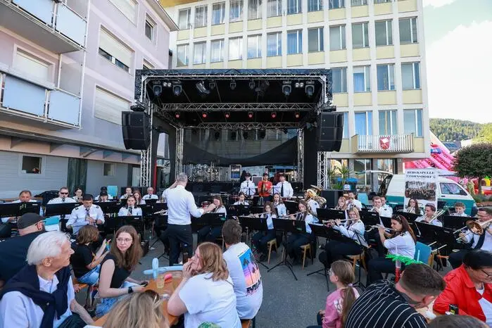 Großen Zuspruch fand auch ein Bauernmarkt. Die Bücherei Fohnsdorf unterhielt das junge Publikum im Rahmen des Steirischen Vorlesetages. Auch die jüngsten Gäste kamen mit Hüpfburgen und Kinderschminken auf ihre Kosten.
