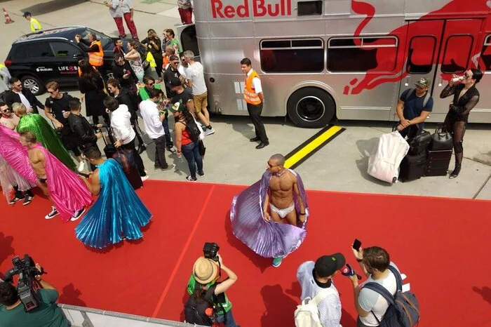 Der erste Rote Teppich des Wochenendes: Natürlich gab es bereits jede Menge nackter Haut zu sehen