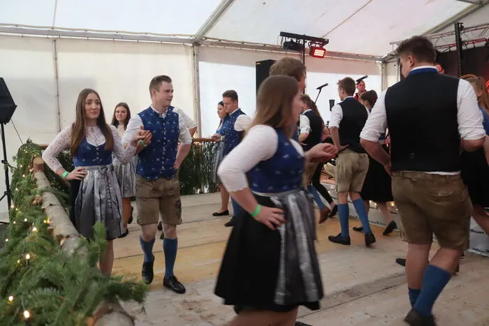 Die LJ Pölling eröffnete den Tanzboden mit ihren Volkstänzen.