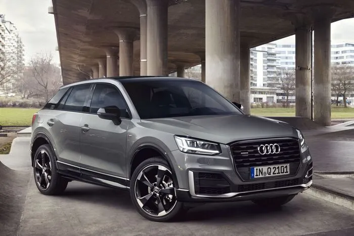 Das Optikpaket in Titanschwarz aus dem Programm „Audi Exclusive“ setzt im Bereich des Singleframe-Grills und der Stoßfänger Akzente. Die anthrazitschwarzen 19-Zoll-Räder im 5-Arm-Rotor-Design stammen von Audi Sport. Serienmäßige LED-Scheinwerfer und -Heckleuchten – letztere mit dynamischem Blinklicht – setzen an Front und Heck Akzente.