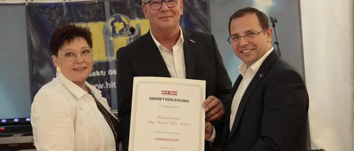 Vizepräsident des Rotary Clubs, Roman Eder (Mitte), wurde der Titel „Kommerzialrat“ verliehen