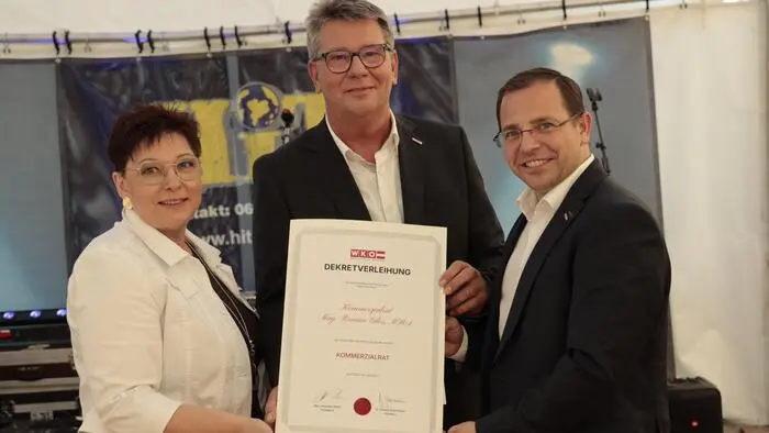 Vizepräsident des Rotary Clubs, Roman Eder (Mitte), wurde der Titel „Kommerzialrat“ verliehen