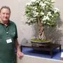 Veranstalter Hannes Kaufmann, Präsident des Styria Bonsai Clubs mit dem von Bürgermeister Erwin Eggenreich prämierten Bonsai