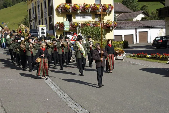 Zu Klängen des Musikvereins Wald ging es mit der Erntekrone durch den Ort.