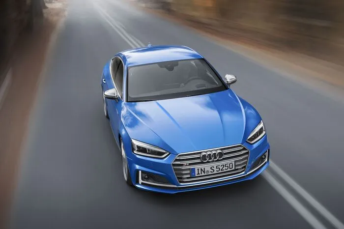Der 2.0 TDI leistet 190 PS und liefert ein Drehmoment von 400 Newtonmetern. In Kombination mit der Siebengang-S-Tronic und Frontantrieb genügen ihm auf dem Papier 4,2 Liter Kraftstoff pro 100 Kilometer (109 g CO2/km). Audi bietet den 2.0 TDI auch als besonders auf niedrige Verbräuche getrimmte Ultra-Version an: Mit Frontantrieb und manuellem Getriebe verbraucht im NEFZ-Zyklus nur 4,1 Liter Kraftstoff pro 100 Kilometer (108 Gramm CO2 pro Kilometer).