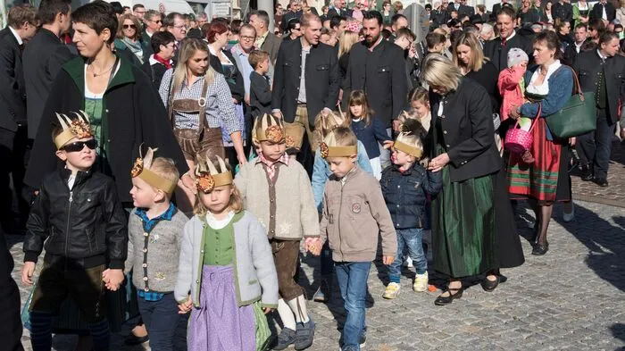Dechant Josef Reisenhofer und Kaplan Roger Rubakisibo feierten im tausenden Besuchern den Gottesdienst.