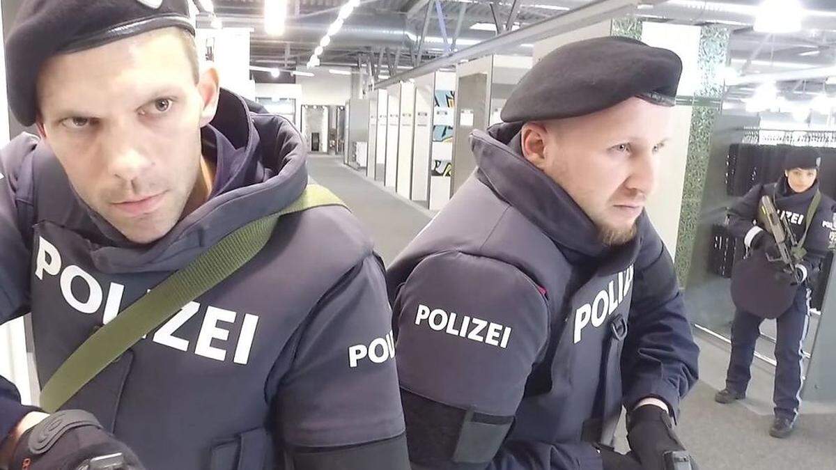 Die Polizisten machen auch als Schauspieler eine gute Figur 