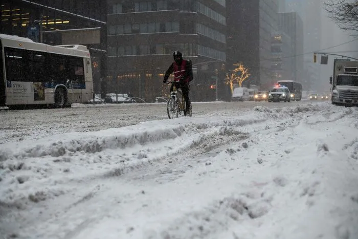 Und manch einer lässt sich auch bei Schneefahrbahn nicht vom Radfahren abhalten.