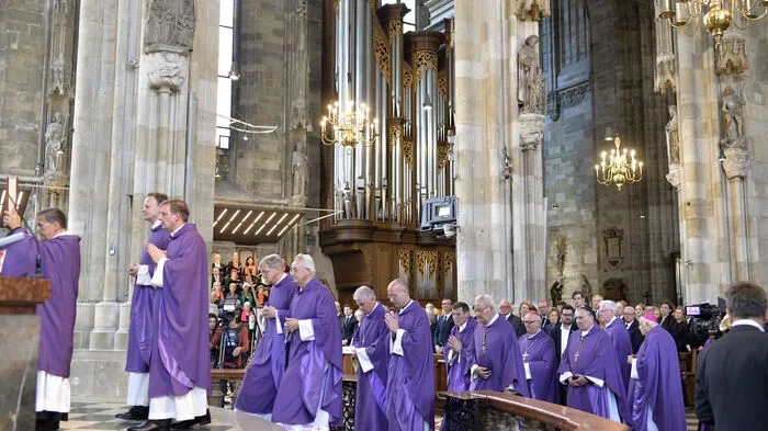 Das Requiem wurde von engen Wegbegleitern Mocks gestaltet, so zelebriert etwa der emeritierte Weihbischof der Erzdiözese Wien, Helmut Krätzl, die Messe.