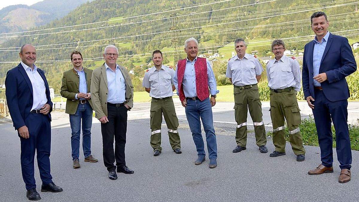 Herbert Mandler, Peter Gratzer, Alfred Tiefnig, Kurt Felicetti und Daniel Fellner mit Vertretern der Feuerwehr