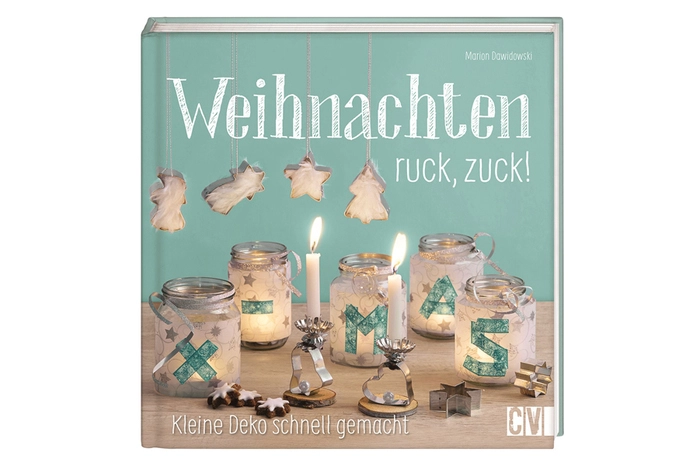 Das Geschenkband kräuseln, um die Öffnung der Gläser wickeln und die Enden verknoten. Die Kerzen einsetzen und anzünden. Buchtipp: Weihnachten ruck, zuck! Marion Dawidowski, Christophorus, 62 Seiten, 13,40 Euro.