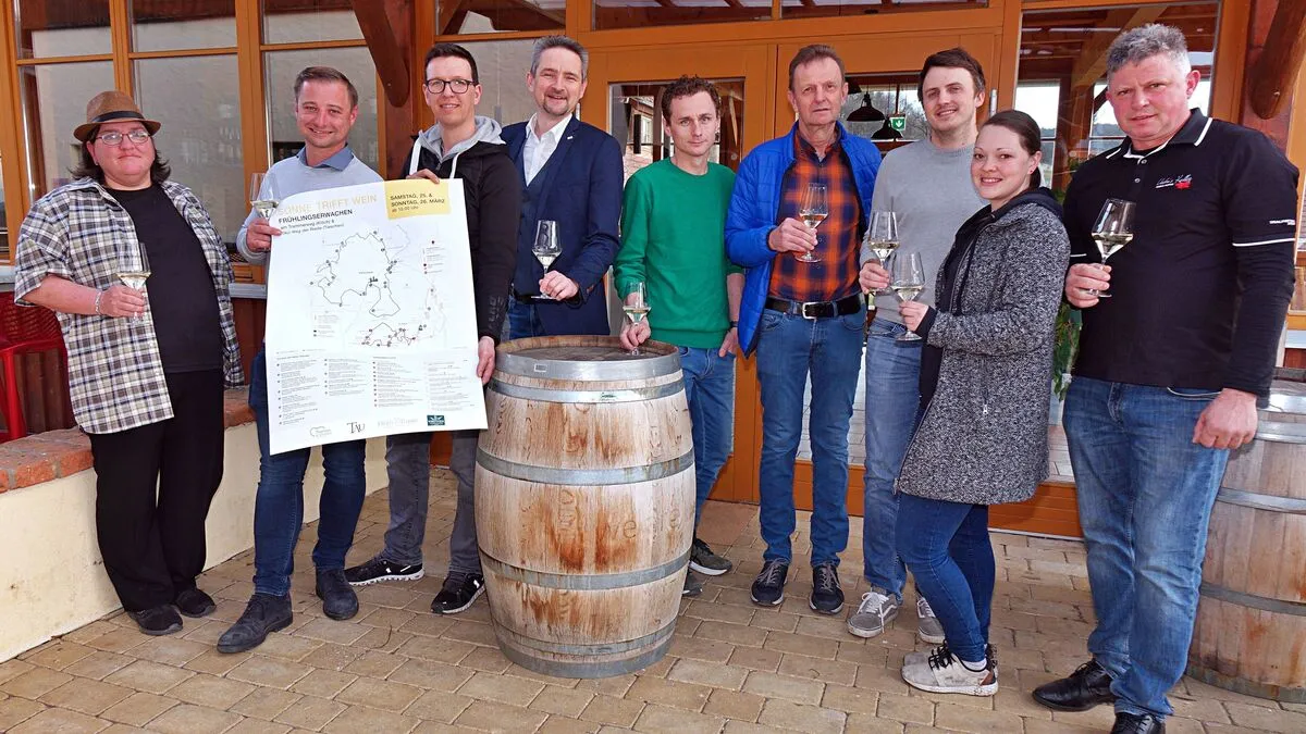 Johanna Eberhart, Bürgermeister von Klöch Daniel Tegel, Alois Gollenz, Bürgermeister von Tieschen Martin Weber, Simon Engel, Leo Gollmann, Robert Neubauer, Beatrix Lamprecht und Franz Tropper freuen sich auf das "Frühlingserwachen" am Wochenende (v.l.n.r.)