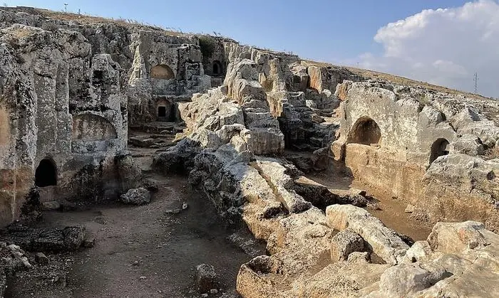 Die Nekropole Perrhe umfasst hunderte Felsengräber
