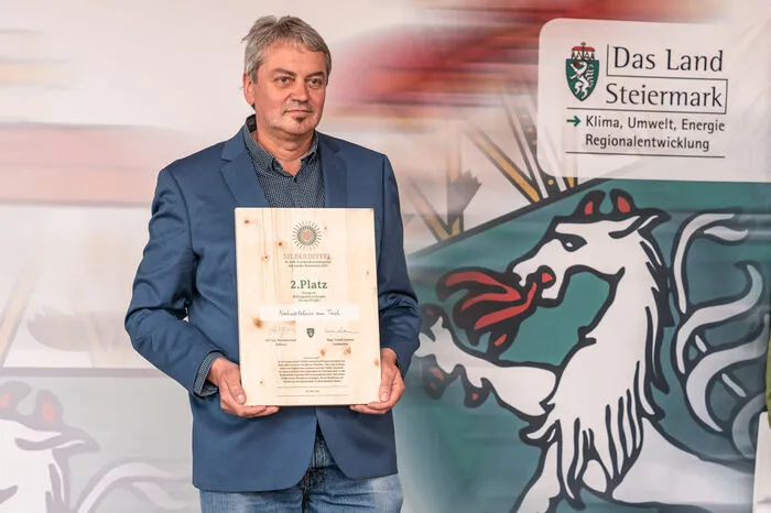 Alfred Lackner, Vizebürger und Umweltreferent der Gemeinde Trofaiach nahm für das Projekt "Naturerlebnis am Teich – Biodiversität zum Angreifen" Platz 2 in Empfang.