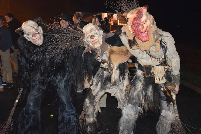 ...Mit Höllenfeuer und Glockenläuten heizten die Krampusse den Gästen ein.