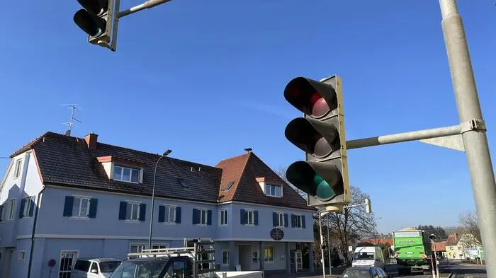 Ohne Ampel wäre das Überqueren der Straße für ältere Menschen nur sehr schwer möglich