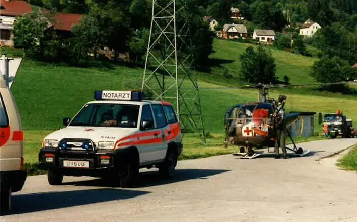 Notarzteinsatzfahrzeug, kurz NEF, und -hubschrauber