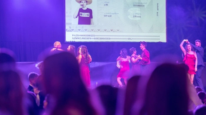 Jeder ordentliche Maturaball beginnt standesgemäß mit einer Polonaise
